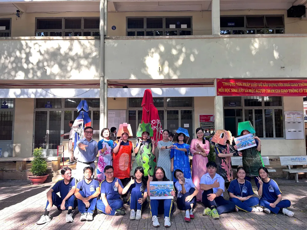 Học sinh Trường THPT Nguyễn Công Trứ (phường Thông Tây Hội) tham gia Dự án "Mô hình Giáo dục công dân toàn cầu liên môn về quyền môi trường"
