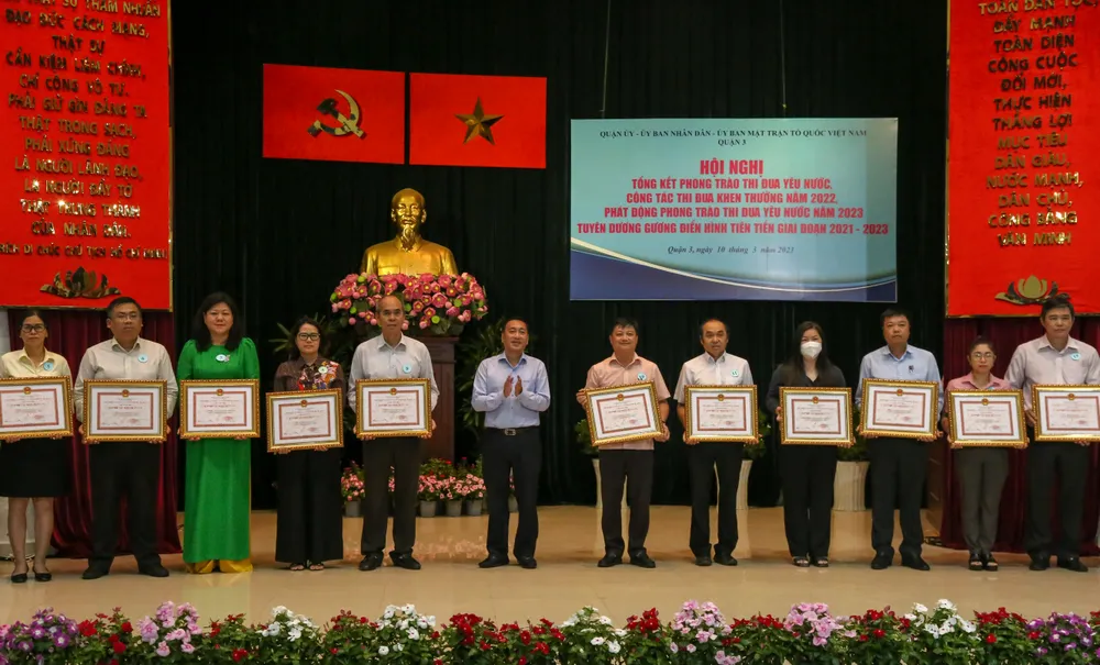 Bí thư Quận ủy quận 3 Phạm Thành Kiên trao bằng công nhận danh hiệu Tập thể Lao động xuất sắc năm 2022 cho các tập thể. Ảnh: THẢO LÊ