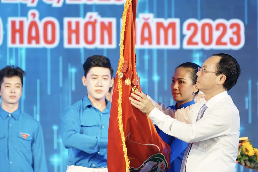 Phó Bí thư Thành ủy Nguyễn Văn Hiếu trao Huân chương Lao động hạng 3 cho Đoàn Thanh niên Cộng sản Hồ Chí Minh TPHCM và Hội Liên hiệp Thanh niên Việt Nam TPHCM. Ảnh: HOÀNG HÙNG