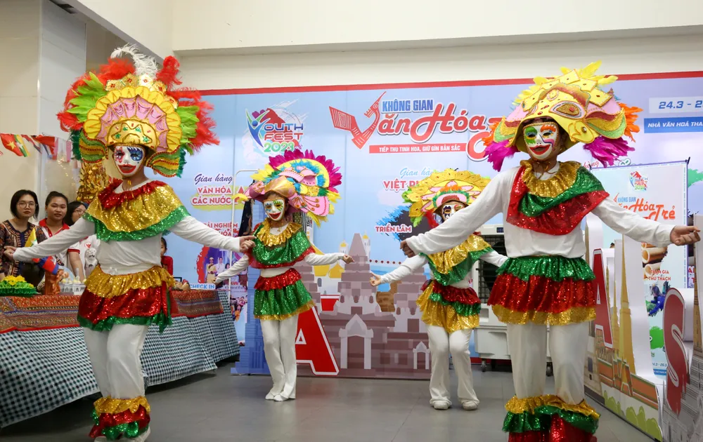Biểu diễn trang phục truyền thống các nước Đông Nam Á tại không gian Văn hóa trẻ. Ảnh: THẢO LÊ