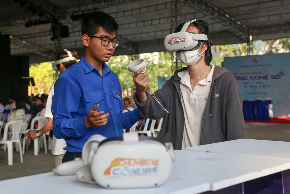 Các bạn trẻ thích thú trải nghiệm kính thực tế ảo tại không gian Công nghệ số. Ảnh: THẢO LÊ