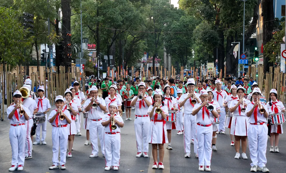 Hơn 700 người tham gia biểu diễn trống kèn. Ảnh: THẢO LÊ