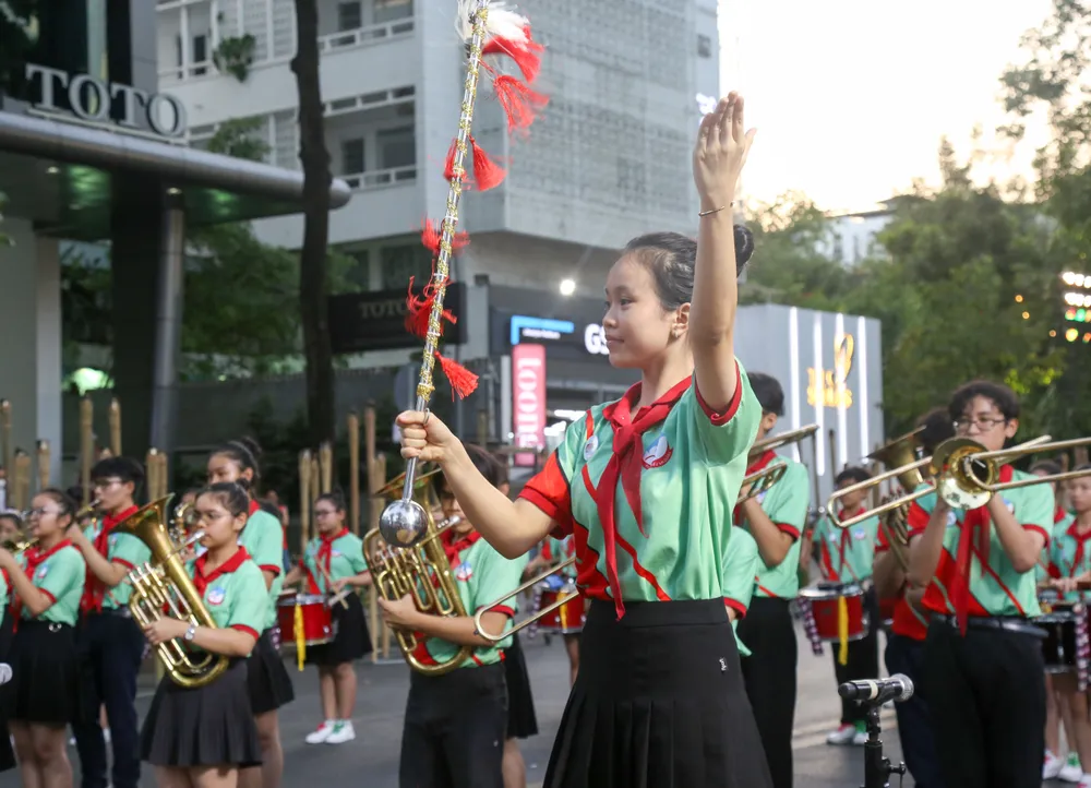 Đội kèn trống của Nhà Thiếu nhi quận 6 gây ấn tượng với màn trình diễn các ca khúc về Đội Thiếu niên Tiền phong. Ảnh: THẢO LÊ