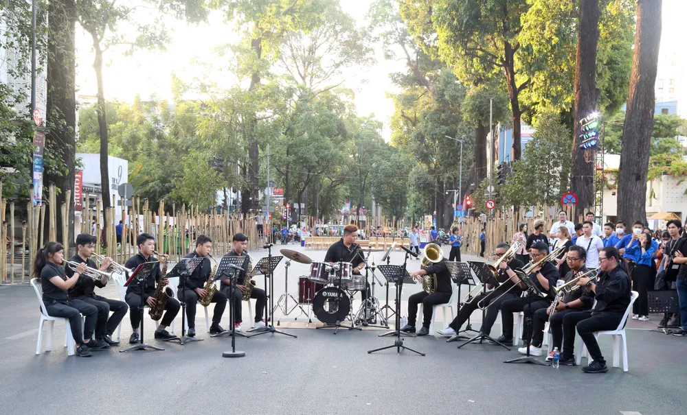 Phần trình diễn nhạc cụ đường phố đến từ Nhạc viện TPHCM. Ảnh: THẢO LÊ Phần trình diễn nhạc cụ đường phố đến từ Nhạc viện TPHCM. Ảnh: THẢO LÊ