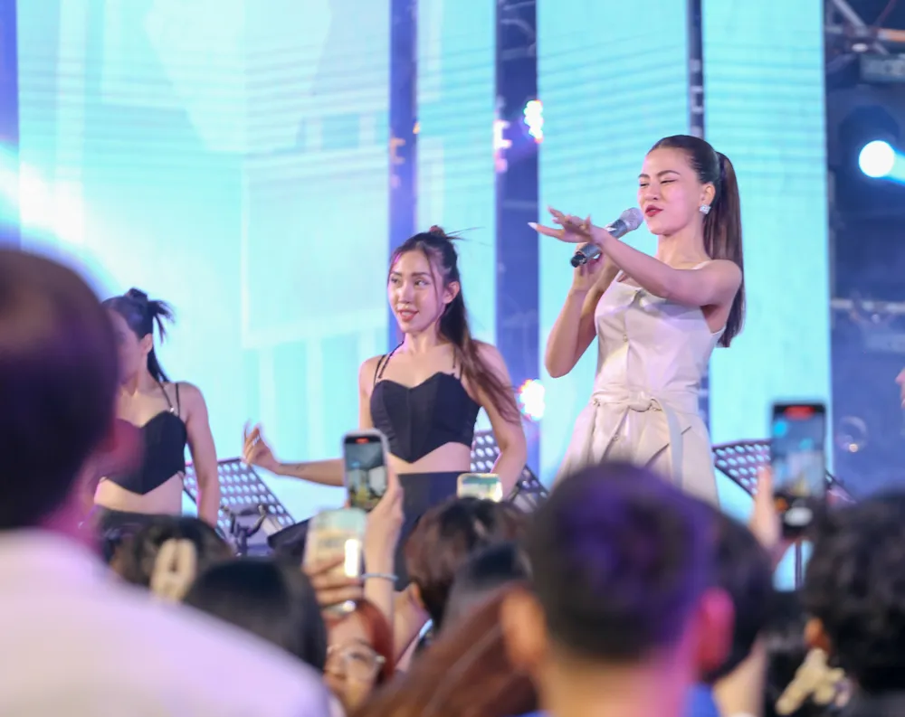 Nữ ca sĩ Hà Nhi khấy động bầu không khí. Ảnh: THẢO LÊ Nữ ca sĩ Hà Nhi khấy động bầu không khí. Ảnh: THẢO LÊ