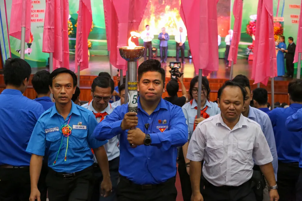 Nghi thức truyền lửa từ các thế hệ hiệu trưởng Trường Đoàn đến giáo viên các khoa, đại diện cán bộ đoàn hội. Ảnh: THẢO LÊ