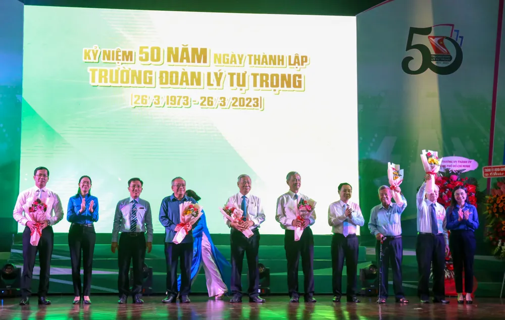 Lãnh đạo Thành ủy TPHCM, Trung ương Đoàn, Thành đoàn TPHCM tặng hoa chúc mừng các thế hệ hiệu trưởng Trường Đoàn Lý Tự Trọng. Ảnh: THẢO LÊ