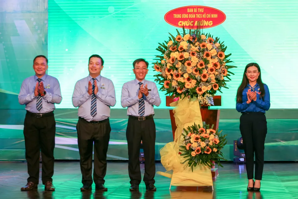 Đồng chí Nguyễn Phạm Duy Trang, Chủ tịch Hội đồng Đội Trung ương tặng hoa của Ban Bí thư Trung ương Đoàn cho Trường Đoàn Lý Tự Trọng. Ảnh: THẢO LÊ