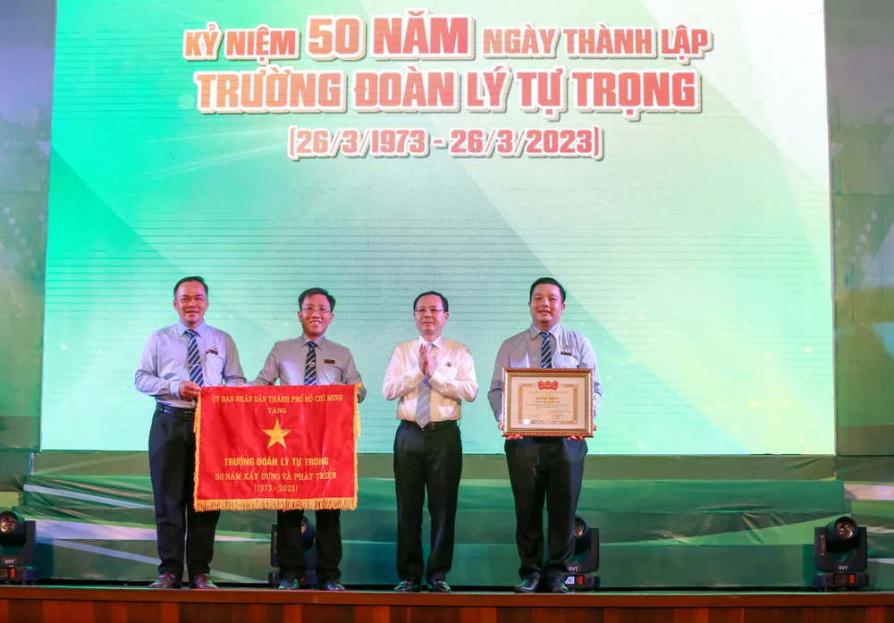 Phó Bí thư Thành ủy TPHCM Nguyễn Văn Hiếu trao tặng cờ thi đua của UBND TPHCM cho Trường Đoàn Lý Tự Trọng