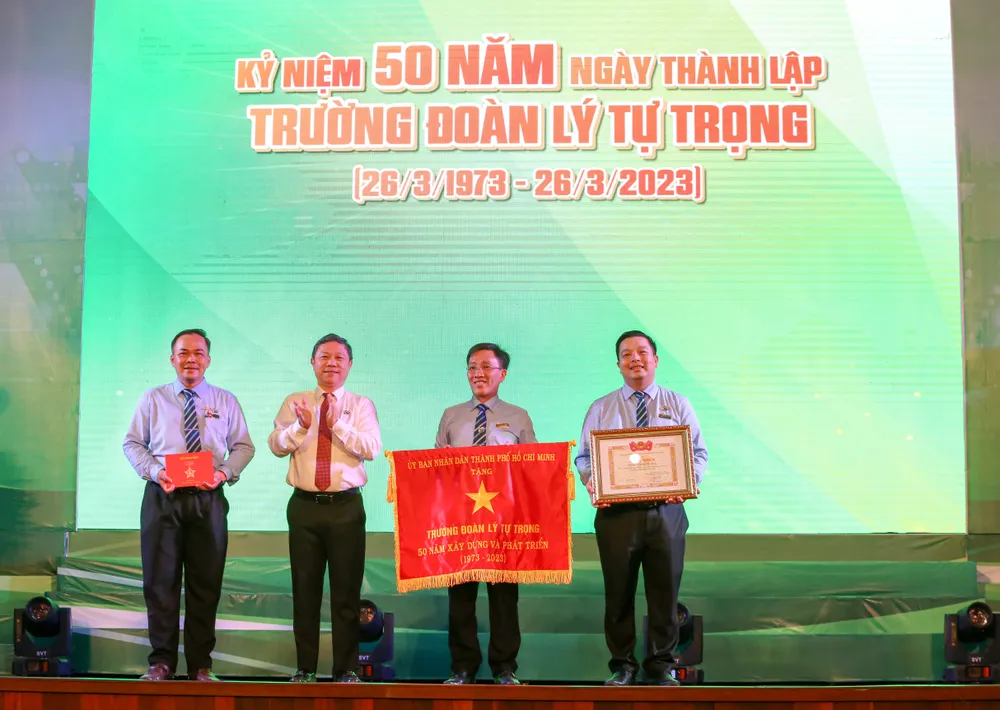 Phó Chủ tịch UBND TPHCM Dương Anh Đức trao Huy hiệu TPHCM cho ông Nguyễn Trọng Nghĩa, Phó Hiệu trưởng Trường Đoàn Lý Tự Trọng. Ảnh: THẢO LÊ