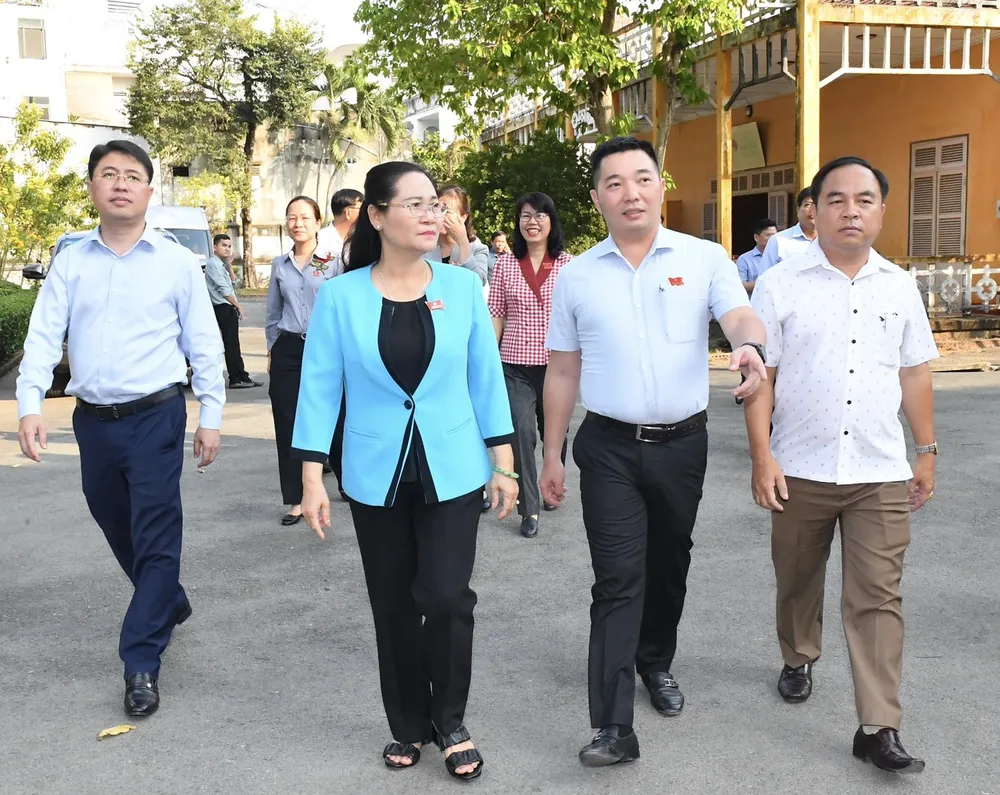 Các đại biểu HĐND TPHCM khảo sát di tích Trụ sở phái đoàn liên lạc Bộ Tổng tư lệnh Quân đội nhân dân Việt Nam. Ảnh: VIỆT DŨNG