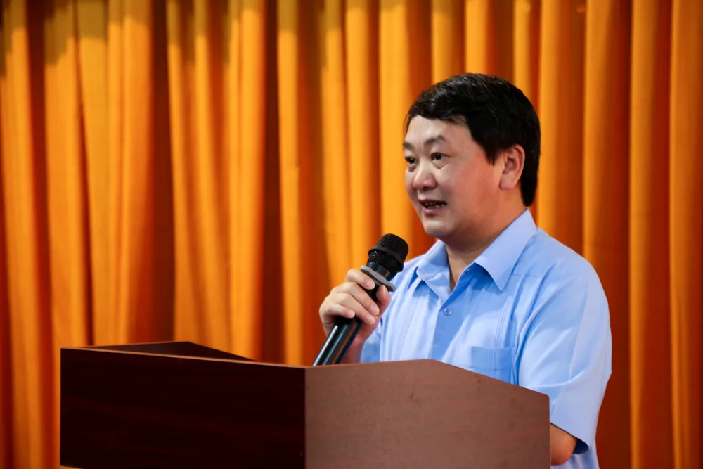 Đồng chí Hầu A Lềnh phát biểu chúc tết. Ảnh: THẢO LÊ