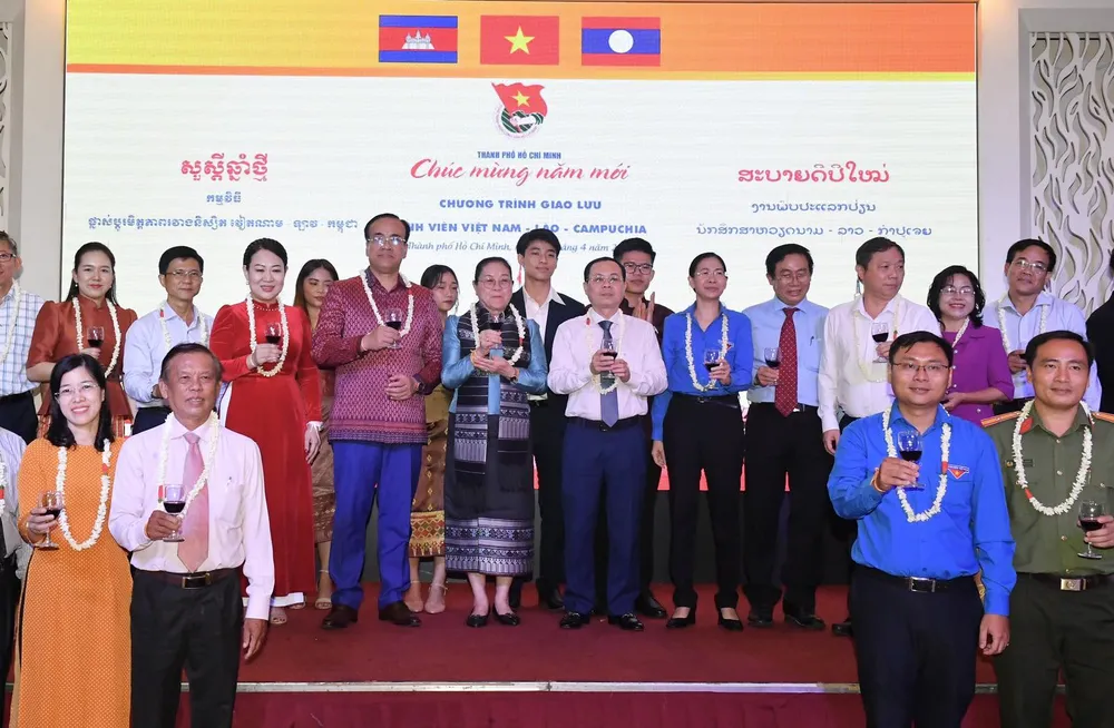 Lãnh đạo TPHCM và hai nước Lào, Campuchia chúc mừng tết cổ truyền của hai nước. Ảnh: VIỆT DŨNG Lãnh đạo TPHCM và hai nước Lào, Campuchia chúc mừng tết cổ truyền của hai nước. Ảnh: VIỆT DŨNG