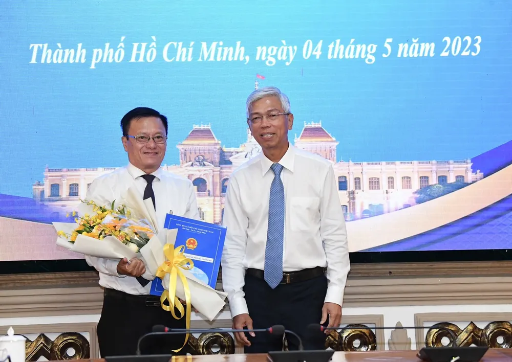 Phó Chủ tịch UBND TPHCM Võ Văn Hoan trao quyết định cho ông Võ Thành Chất. Ảnh: VIỆT DŨNG