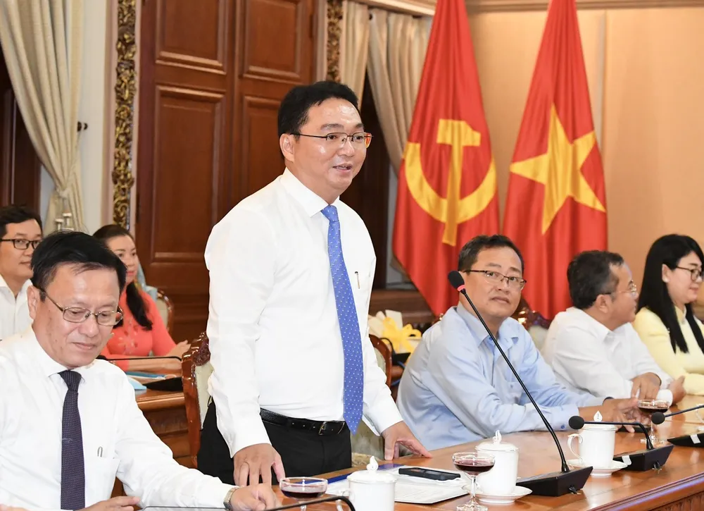 Tân Chủ tịch UBND quận 11 Nguyễn Trần Bình phát biểu nhận nhiệm vụ. Ảnh: VIỆT DŨNG