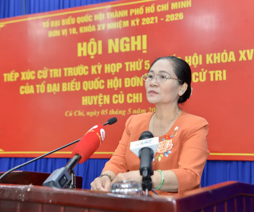 Chủ tịch HĐND TPHCM Nguyễn Thị Lệ trả lời ý kiến cử tri. Ảnh: CAO THĂNG