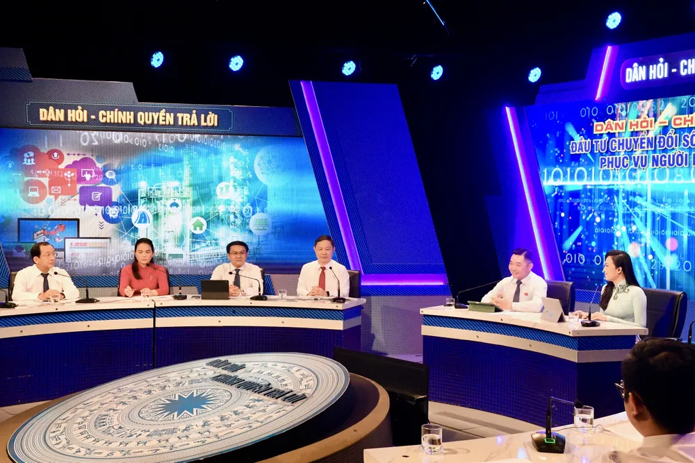 Lãnh đạo UBND TPHCM và các sở ngành trả lời ý kiến cử tri. Ảnh: VIỆT DŨNG