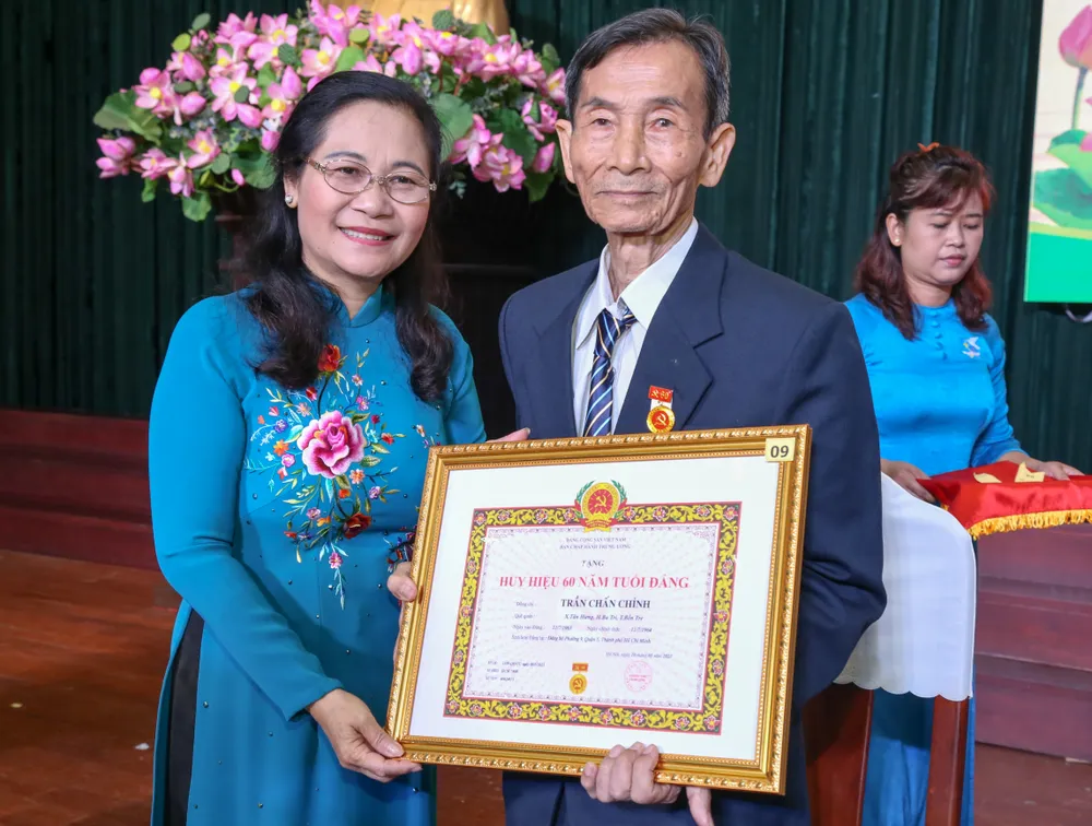 Chủ tịch HĐND TPHCM Nguyễn Thị Lệ trao Huy hiệu Đảng cho các đảng viên. Ảnh: THẢO LÊ