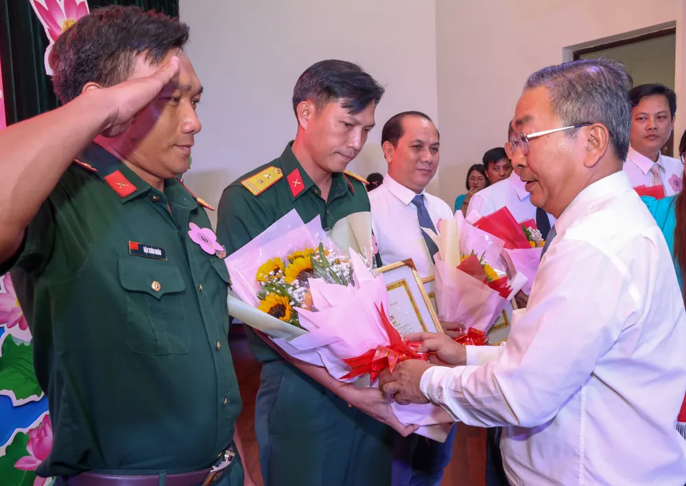 Bí thư Quận ủy quận 8 Võ Ngọc Quốc Thuận trao bằng khen cho cá nhân tiêu biểu có thành tích xuất sắc trong học tập và làm theo tư tưởng, đạo đức, phong cách Hồ Chí Minh. Ảnh: THẢO LÊ Bí thư Quận ủy quận 8 Võ Ngọc Quốc Thuận trao bằng khen cho cá nhân tiêu biểu có thành tích xuất sắc trong học tập và làm theo tư tưởng, đạo đức, phong cách Hồ Chí Minh. Ảnh: THẢO LÊ