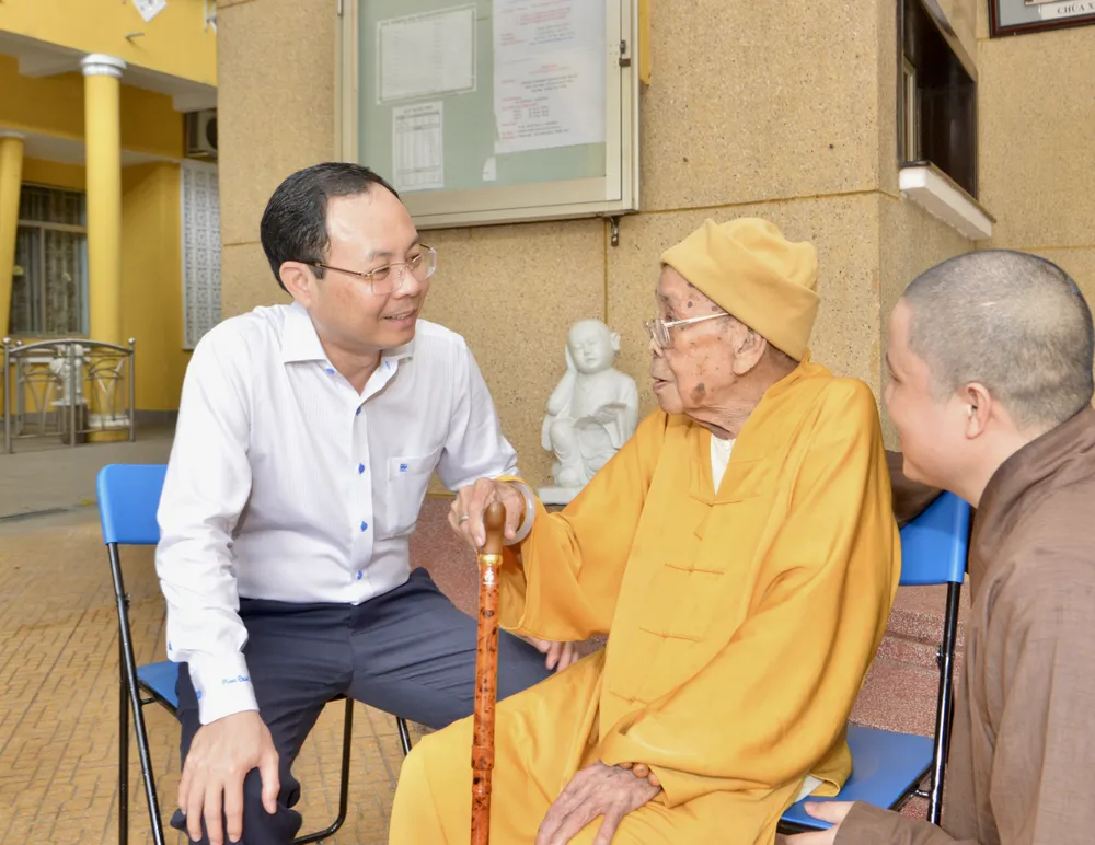 Đồng chí Nguyễn Văn Hiếu chúc mừng Đại lão Hòa thượng Thích Hiển Tu, Phó Pháp chủ Hội đồng Chứng minh Giáo hội Phật giáo Việt Nam. Ảnh: CAO THĂNG