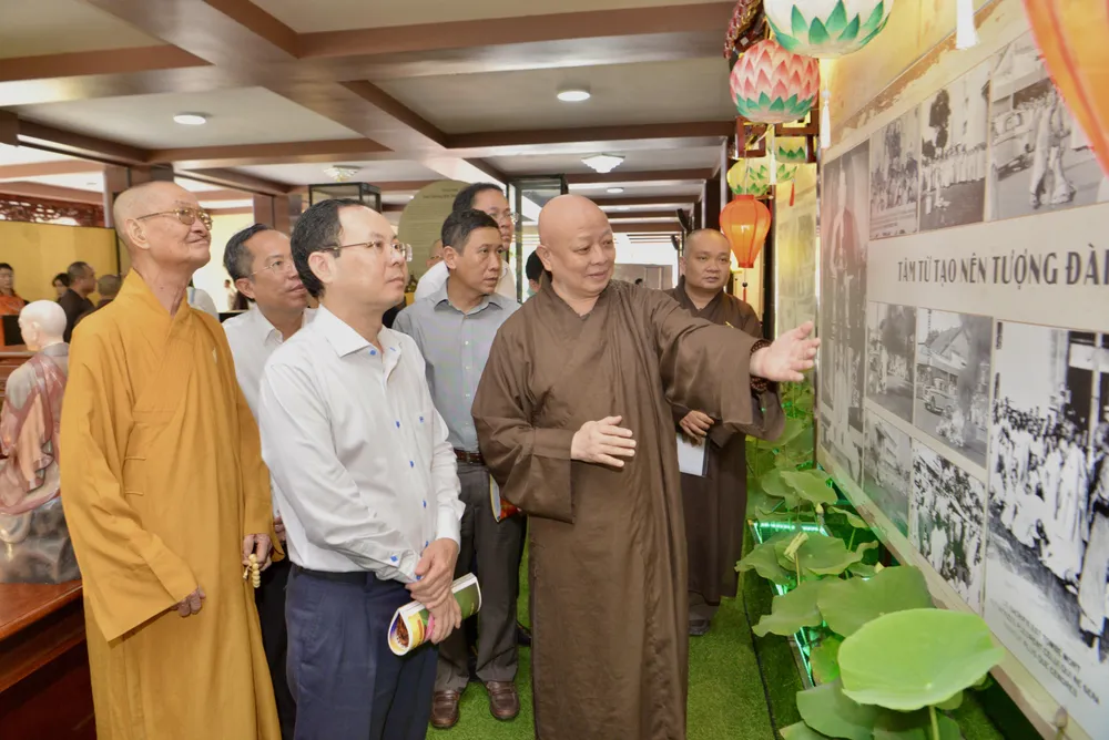 Đoàn đại biểu tham quan triển lãm ảnh với chủ đề "Lửa thiêng rực sáng sử vàng" tại Việt Nam Quốc Tự. Ảnh: CAO THĂNG