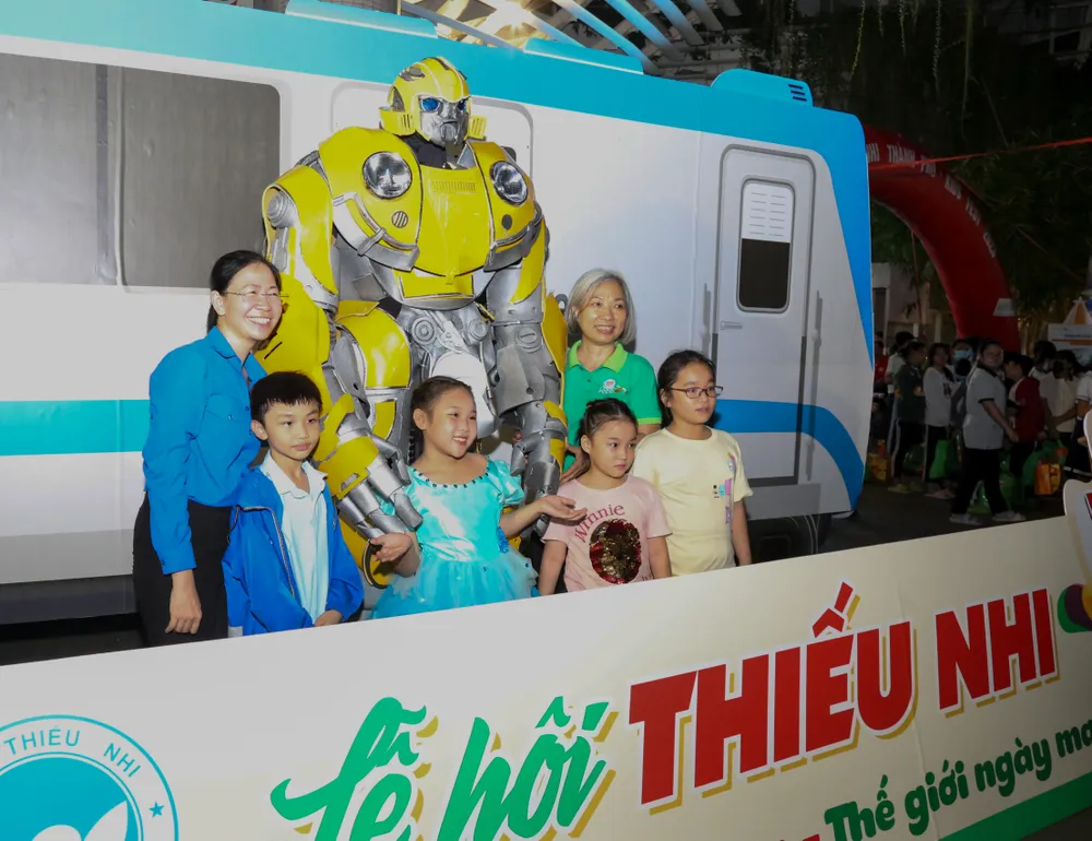 Bí thư Thành đoàn TPHCM Phan Thị Thanh Phương chụp ảnh lưu niệm cùng các em thiếu nhi. Ảnh: THẢO LÊ