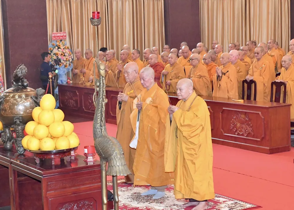 Trưởng lão Hoà thượng Thích Trí Quảng, Trưởng lão Hoà thượng Thích Thiện Nhơn và Hoà thượng Thích Lệ Trang dâng hương tưởng niệm Bồ tát Thích Quảng Đức. Ảnh: VIỆT DŨNG