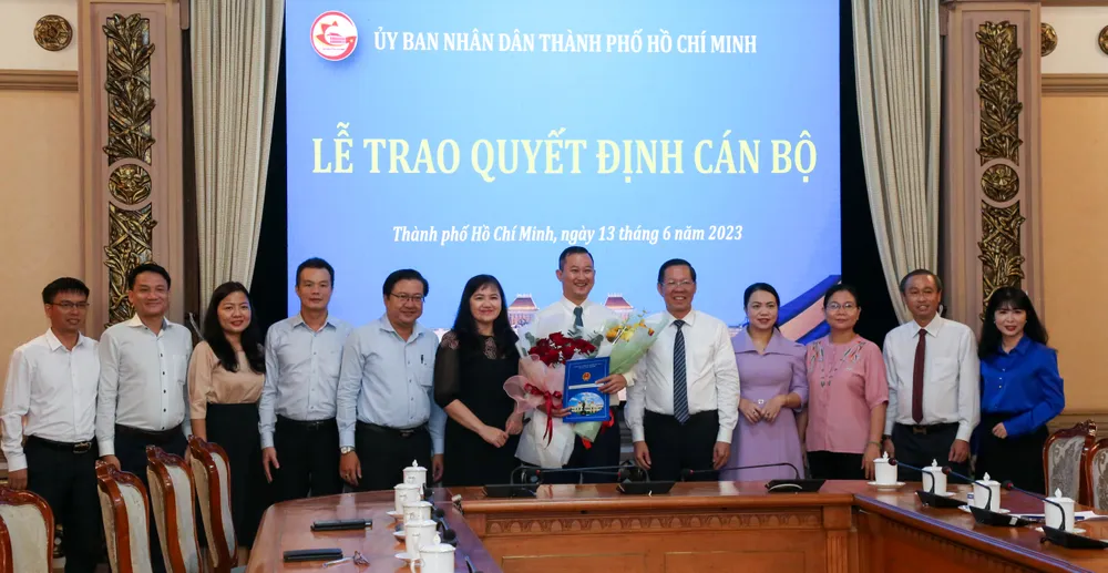 Lãnh đạo TPHCM và ITPC tặng hoa chúc mừng ông Trần Phú Lữ. Ảnh: THẢO LÊ