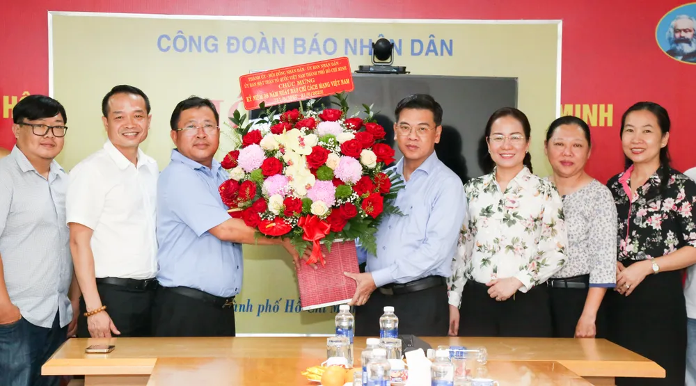 Đoàn đại biểu TPHCM đến thăm Cơ quan Thường trực Báo Nhân Dân tại TPHCM. Ảnh: THẢO LÊ