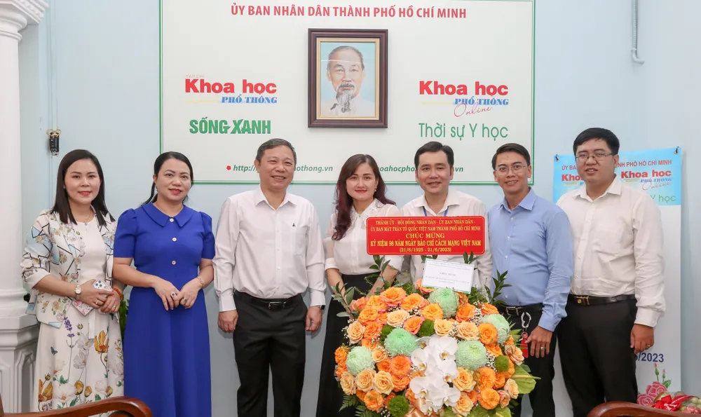 Đoàn đại biểu đến thăm, chúc mừng Tạp chí Khoa học phổ thông. Ảnh: THẢO LÊ