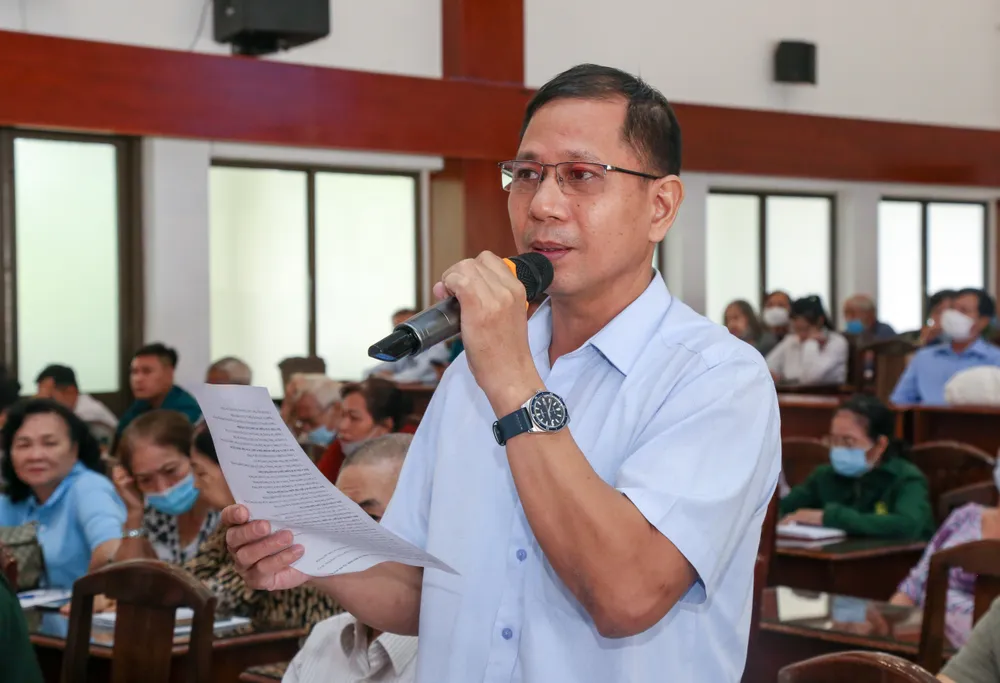 Cử tri nêu ý kiến tại buổi tiếp xúc. Ảnh: THẢO LÊ