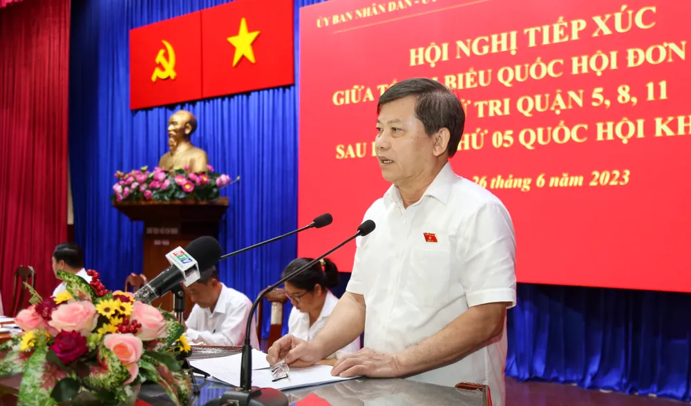 ĐB Lê Minh Trí phát biểu tại hội nghị. Ảnh: THẢO LÊ