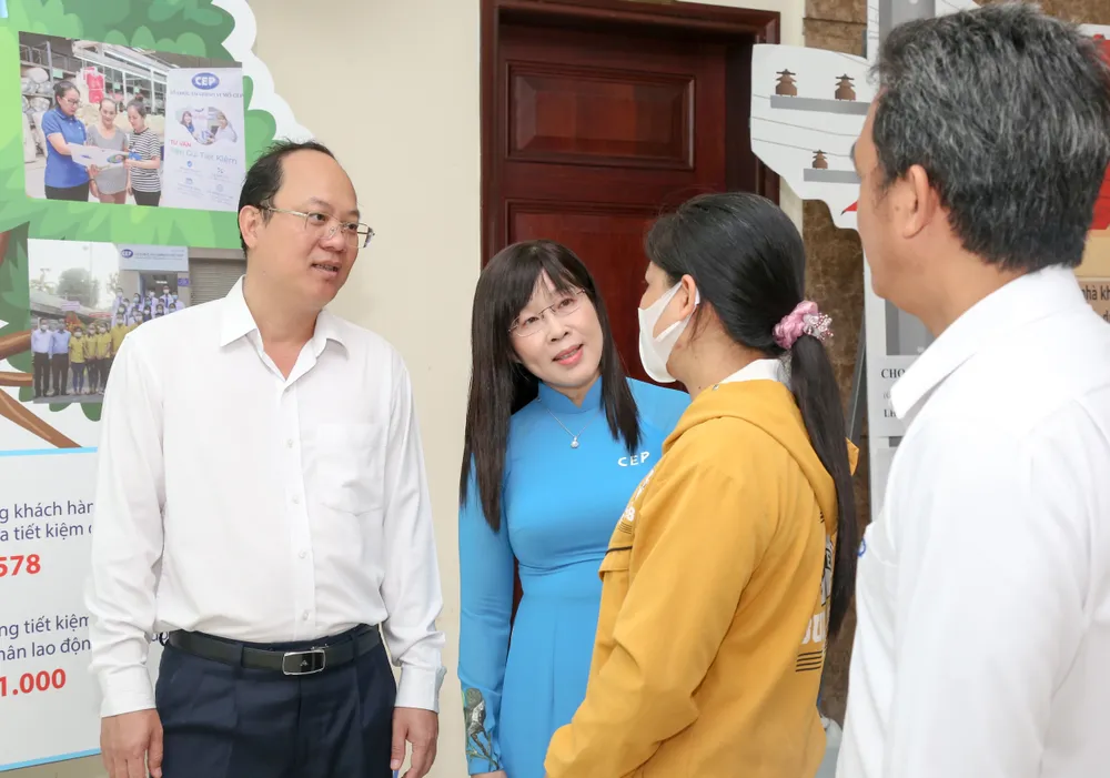 Phó Bí thư Thành ủy TPHCM Nguyễn Hồ Hải hỏi thăm đời sống công nhân, người lao động. Ảnh: THẢO LÊ