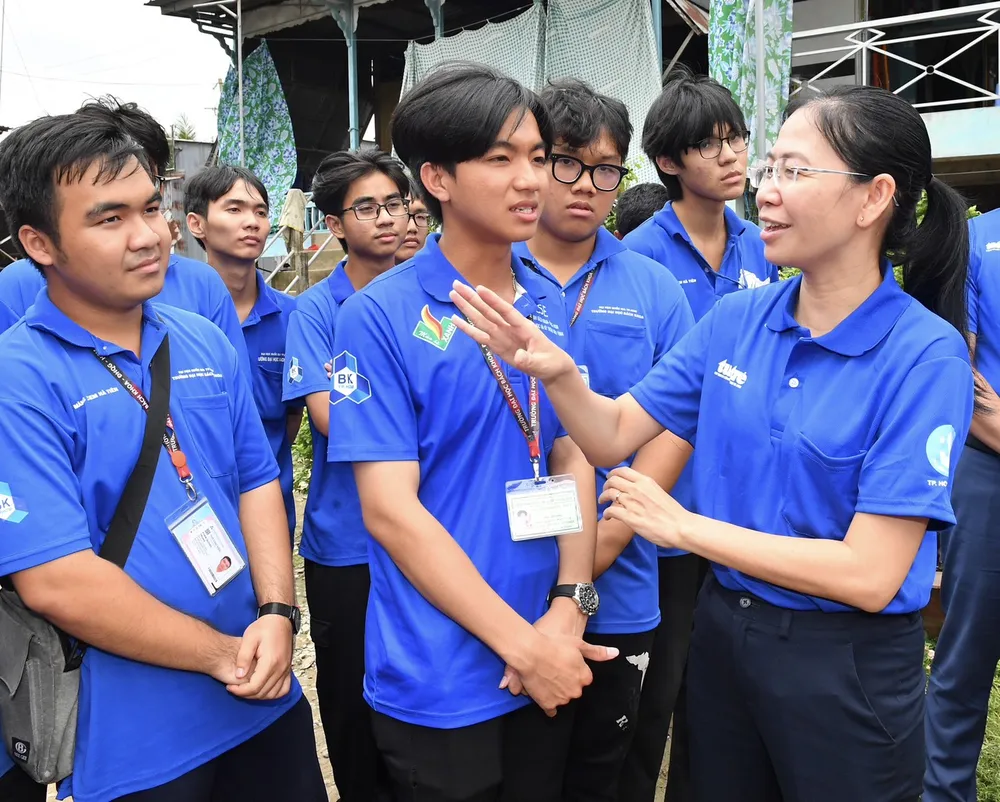 Bí thư Thành đoàn TPHCM Phan Thị Thanh Phương thăm hỏi các chiến sĩ tình nguyện. Ảnh: VIỆT DŨNG