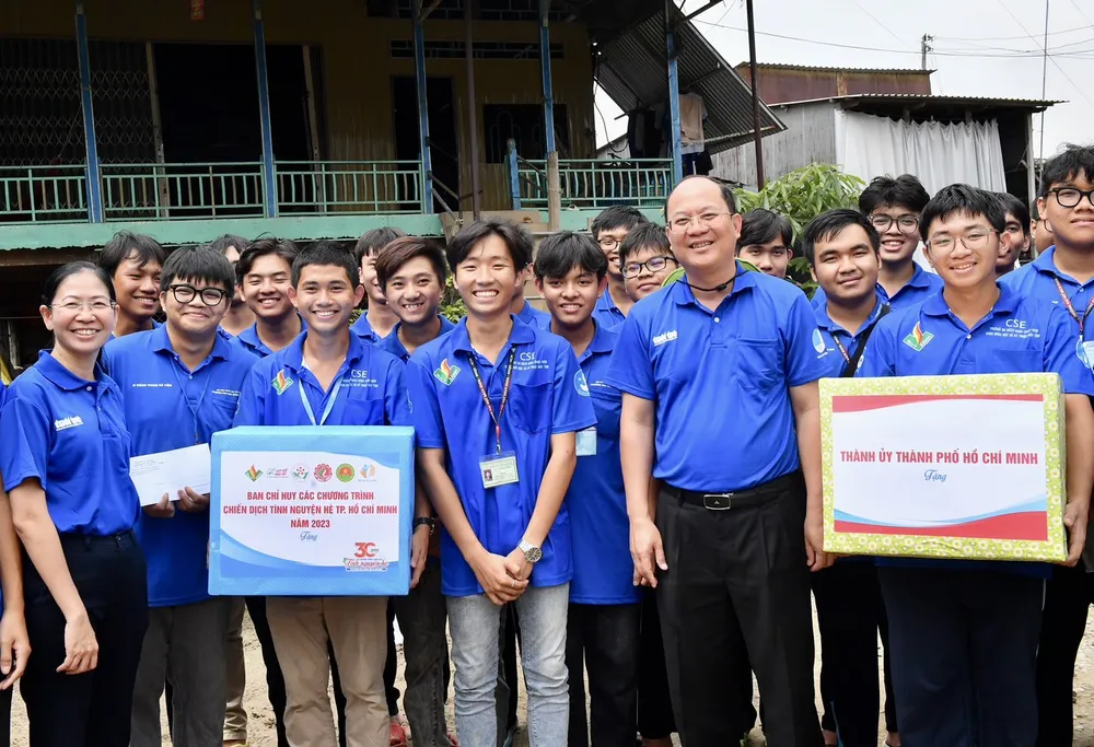 Phó Bí thư Thành ủy TPHCM Nguyễn Hồ Hải trao quà động viên các chiến sĩ tình nguyện. Ảnh: VIỆT DŨNG