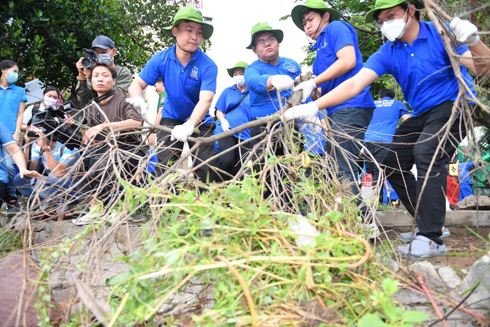 Hơn 1.000 lượt đoàn viên, thanh niên chung tay cải tạo các nhánh tuyến Rạch Xuyên Tâm. Ảnh: VIỆT DŨNG