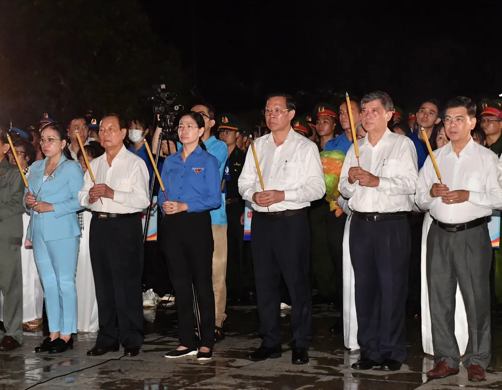 Các đồng chí lãnh đạo, nguyên lãnh đạo TPHCM dâng hương tưởng niệm các anh hùng liệt sĩ. Ảnh: VIỆT DŨNG