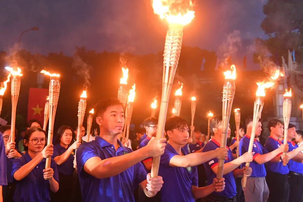 Ngọn đuốc thắp sáng Nghĩa trang Liệt sĩ TPHCM. Ảnh: VIỆT DŨNG