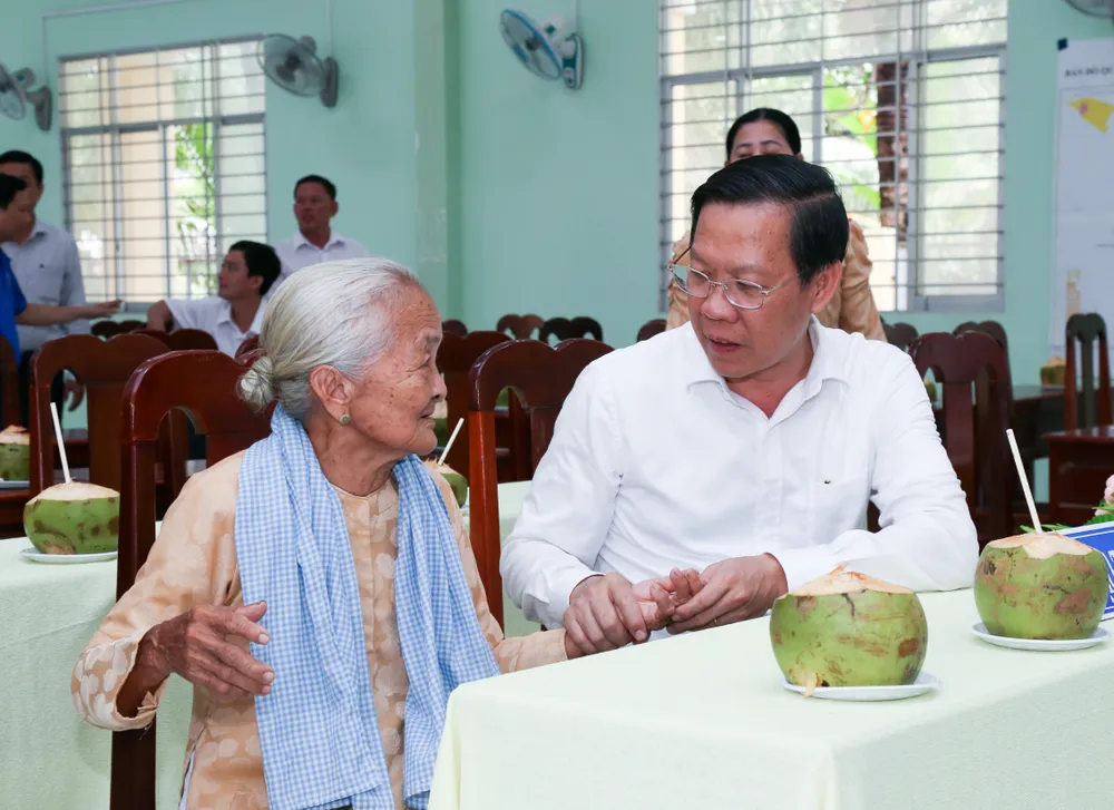 Đồng chí Phan Văn Mãi thăm hỏi Mẹ Việt Nam Anh hùng Nguyễn Thị Hiệp tại xã Thành An. Ảnh: THẢO LÊ