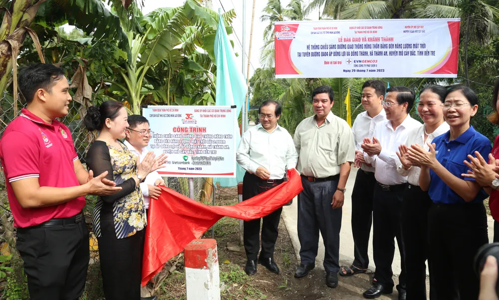 Đoàn đại biểu dự lễ khánh thành hệ thống chiếu sáng tuyến đường giao thông nông thôn bằng đèn năng lượng mặt trời tại xã Thành An. Ảnh: THẢO LÊ