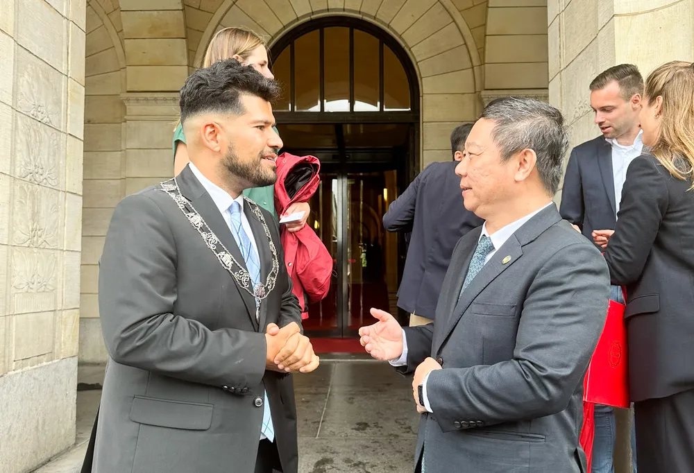 Phó Chủ tịch UBND TPHCM Dương Anh Đức trao đổi với Phó Thị trưởng Enes Yigit của TP Rotterdam, Hà Lan