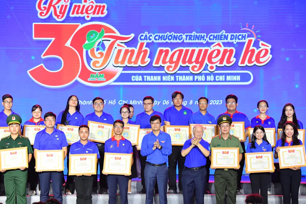 Đồng chí Bùi Quang Huy và đồng chí Phạm Chánh Trực tặng bằng khen của Trung ương đoàn cho các tập thể, cá nhân có nhiều đóng góp cho sự phát triển của các chương trình, chiến dịch tình nguyện hè trong 30 năm. Ảnh: VIỆT DŨNG Đồng chí Bùi Quang Huy và đồng chí Phạm Chánh Trực tặng bằng khen của Trung ương đoàn cho các tập thể, cá nhân có nhiều đóng góp cho sự phát triển của các chương trình, chiến dịch tình nguyện hè trong 30 năm. Ảnh: VIỆT DŨNG