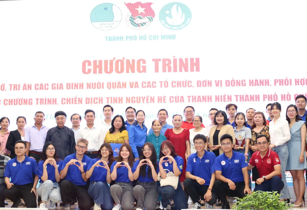 Lãnh đạo Thành đoàn TPHCM tri ân gia đình nuôi quân và các đơn vị tài trợ. Lãnh đạo Thành đoàn TPHCM tri ân gia đình nuôi quân và các đơn vị tài trợ.