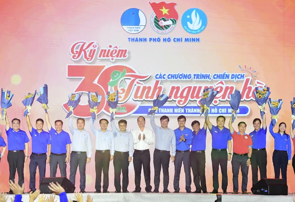 Đồng chí Bùi Quang Huy và đồng chí Nguyễn Hồ Hải trao hoa cho các Trưởng Ban chỉ đạo các hoạt động hè, chỉ huy chiến dịch tình nguyện qua các thời kỳ. Ảnh: VIỆT DŨNG Đồng chí Bùi Quang Huy và đồng chí Nguyễn Hồ Hải trao hoa cho các Trưởng Ban chỉ đạo các hoạt động hè, chỉ huy chiến dịch tình nguyện qua các thời kỳ. Ảnh: VIỆT DŨNG