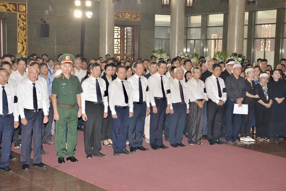 Đông đảo các cấp lãnh đạo, người thân, bạn bè, nhân dân TPHCM và các địa phương đến đưa tiễn đồng chí Trần Hồng Quân. Ảnh: CAO THĂNG