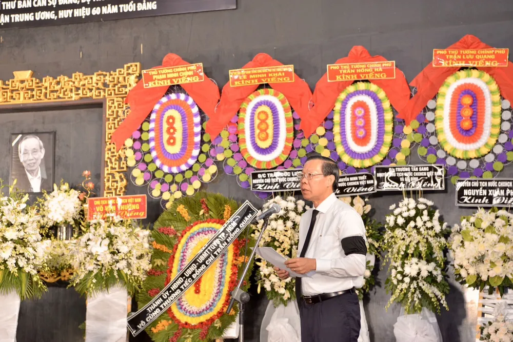 Đồng chí Phan Văn Mãi đọc điếu văn. Ảnh: CAO THĂNG