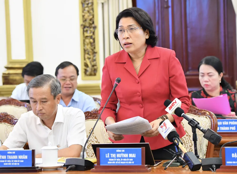 Giám đốc Sở KH-ĐT TPHCM Lê Thị Huỳnh Mai báo cáo tình hình kinh tế - xã hội. Ảnh: VIỆT DŨNG Giám đốc Sở KH-ĐT TPHCM Lê Thị Huỳnh Mai báo cáo tình hình kinh tế - xã hội. Ảnh: VIỆT DŨNG