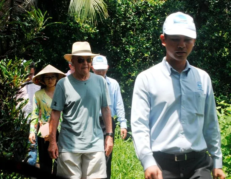 Tỷ phú Joe Lewis ấn tượng với bánh dân gian miền Tây ảnh 2