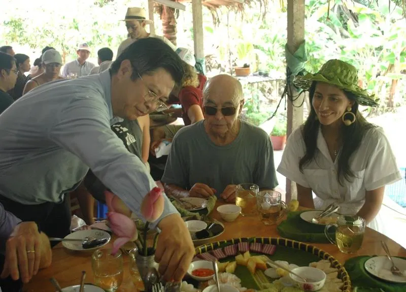 Tỷ phú Joe Lewis ấn tượng với bánh dân gian miền Tây ảnh 4