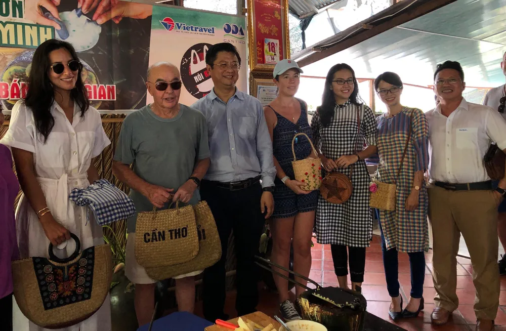 Tỷ phú Joe Lewis ấn tượng với bánh dân gian miền Tây ảnh 3